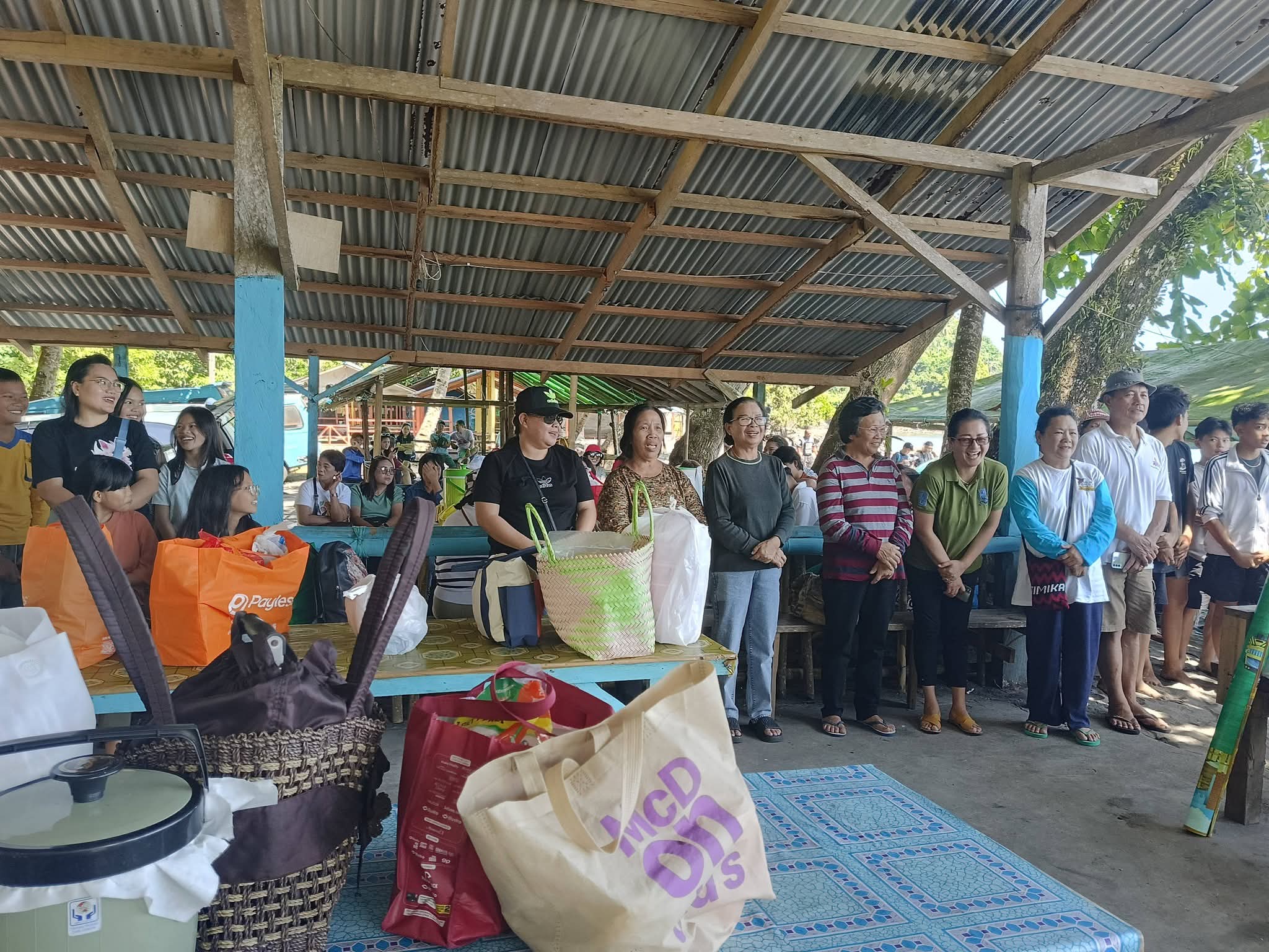 Ibadah tamasya Jemaat Efrata di pantai Mangatasik